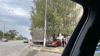 Новости » Общество: При аварии на перекрестке Горького-Фурманова автомобили выбросило на пешеходную зону