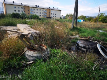 Новости » Общество: Еще не заселили и уже в помоях: канализация от нового дома на Донского топит переселенческое жилье