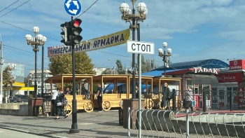 Новости » Общество: Место бабушек с цветами на мосту около центрального рынка Керчи заменили новые ларьки