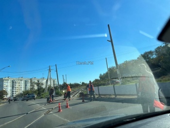 Новости » Общество: На ж/д переезде между Телецентром и Солнечным затруднено движение