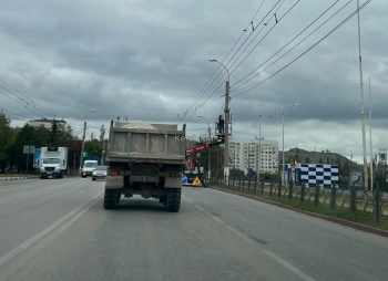 Новости » Общество: Никто не реагирует: керчане вновь жалуются на грузовики, перегруженные сыпучими материалами