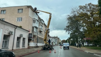 Новости » Общество: На ул. Советской оградили часть дороги