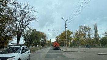 Новости » Общество: Утром в Керчи в дождь убирали и мыли дороги