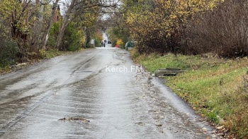 Новости » Коммуналка » Общество: В Керчи на Шлагбаумской произошел порыв водовода