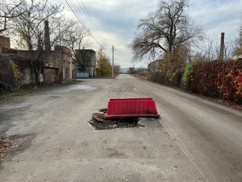 Новости » Общество: На Петра Алексеева в Керчи появилась огромная дыра в новом асфальте