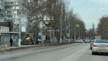 Новости » Общество: На Генерала Петрова в Керчи устраняют порыв водовода