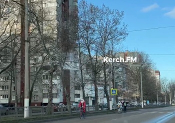 Новости » Общество: Дед Мороз и Снегурочка прокатились на велосипедах по Керчи