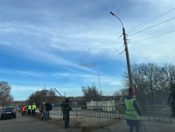 Новости » Общество: Трудовой десант из коммунальщиков приводит в порядок мост на Партизанском