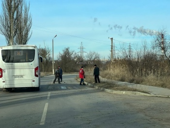 Новости » Общество: Рабочие лопатами чистили грязь с дороги на Горпляж