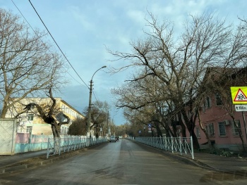 Новости » Общество: У Школы № 28 в Керчи установили ограждения и поставят светофор