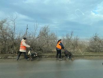 Новости » Общество: Дворники наводят порядки в районе «Парковой» и «Солнечного»