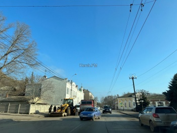 Новости » Общество: Водители, внимательнее: на Свердлова из-за техники затруднен проезд