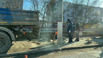 Новости » Общество: На Еременко водоканал восстанавливает тротуар