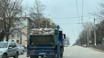 Новости » Общество: Водители Керчи жалуются на машины с лодочками, которые перевозят камень