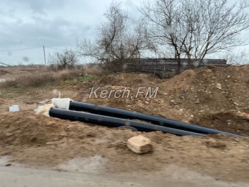 Новости » Общество: В Героевку из Керчи продолжают тянуть водовод