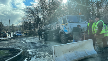 Новости » Общество: Въезд во дворы на Вокзальное шоссе,45 перекрыли