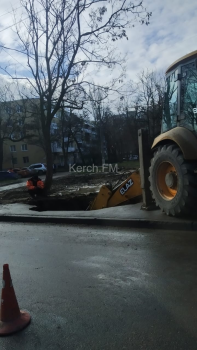 Новости » Общество: Водоканал Керчи для устранения течи разрыл новый асфальт на тротуаре