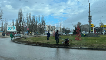 Новости » Общество: Зеленхоз Керчи продолжает облагораживать скверы и клумбы