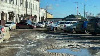 Новости » Общество: Подсыпки ям на набережной Керчи хватило меньше, чем на месяц