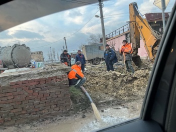 Новости » Общество: В Керчи по Льва Толстого откачивали воду из-за утечки в колодце