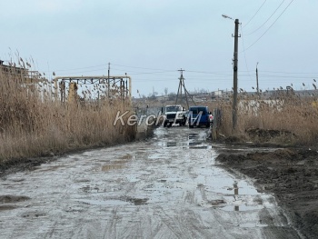 Новости » Общество: Домой через болото – керчанам приходится «плыть» по дороге на Солдатскую Слободку