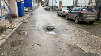 Новости » Общество: На Театральной несколько месяцев никому нет дела до просевшей дороги