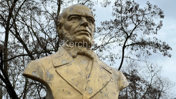 Новости » Общество: Памятник Пирогову нужно привести в порядок