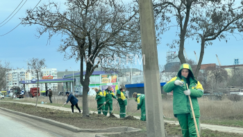 Новости » Общество: В Керчи продолжают убирать на дорогах грязь