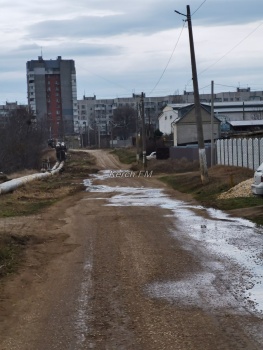 Новости » Общество: В Керчи год течет ручей питьевой воды на Промбазе, - читатель