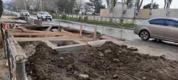 Новости » Общество: Траншеи на Свердлова закопали без трубы, - керчане