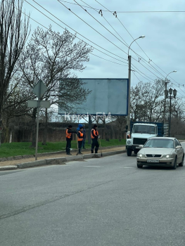 Новости » Общество: Дорогу на Горьковском мосту продолжают убирать