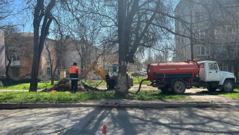 Новости » Общество: На Казакова водоканал устраняет порыв водовода