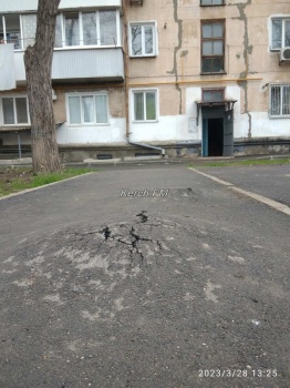 Новости » Общество: Очередное завершённое благоустройство в Керчи: вздулся асфальт ,нет освещения и качелей