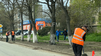 Новости » Общество: В Керчи на Горького осужденные чистили обочины дороги