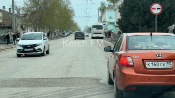 Новости » Общество: На Свердлова сильно просела дорога