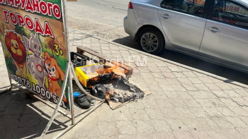 Новости » Общество: В Керчи на тротуаре развели костёр