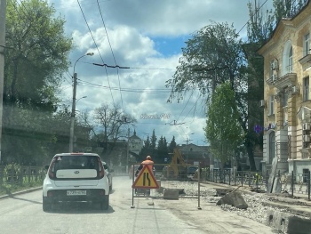 Новости » Общество: На Свердлова вновь собираются пробки из-за работ на дороге