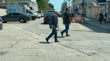 Новости » Общество: В Керчи на Пролетарской образовались огромные ямы