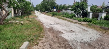 Новости » Общество: Первым дождем смоет: в Керчи подсыпали щебнем улицу Шахматную