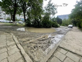 Новости » Общество: Меня в школе постоянно ругают за грязную обувь, но как здесь ходить, - керчане с Буденного