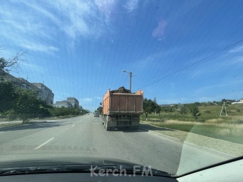 Новости » Общество: Водители самосвалов загрязняют дороги Керчи и угрожают безопасности других водителей