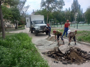 Новости » Общество: Во время благоустройства в Керчи повредили кабель: дальше пошли косяки