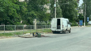 Новости » Общество: Начали устранять: дошли руки до одного из порывов на Свердлова