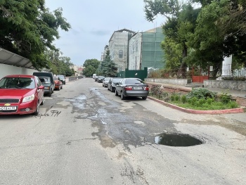 Новости » Коммуналка: На площади Ленина в Керчи пахло шашлыком, а ближе к театру Пушкина нет