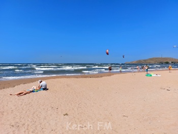 Новости » Спорт: В бухте Морской пехоты под Керчью поймали ветер кайтсерферы