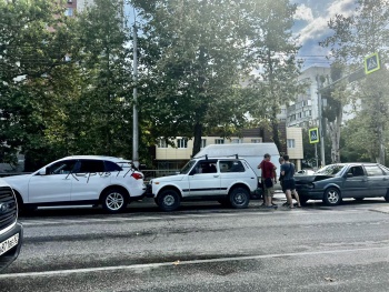 Новости » Криминал и ЧП: Тройное ДТП произошло  на Генерала Петрова в Керчи