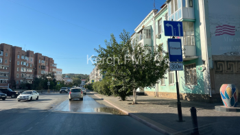 Новости » Общество: Водоканал больше недели не может устранить порыв на Самойленко