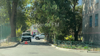 Новости » Общество: Во дворах на Юных Ленинцев произошла авария