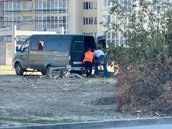 Новости » Общество: А дорожки-то не будет: люди «в форме похожей на ФСИН» были замечены у 23 школы Керчи