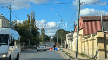 Новости » Общество: Водоканал несколько недель не может заасфальтировать яму на Чкалова